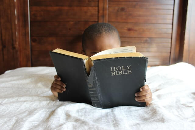 聖書を読む子供